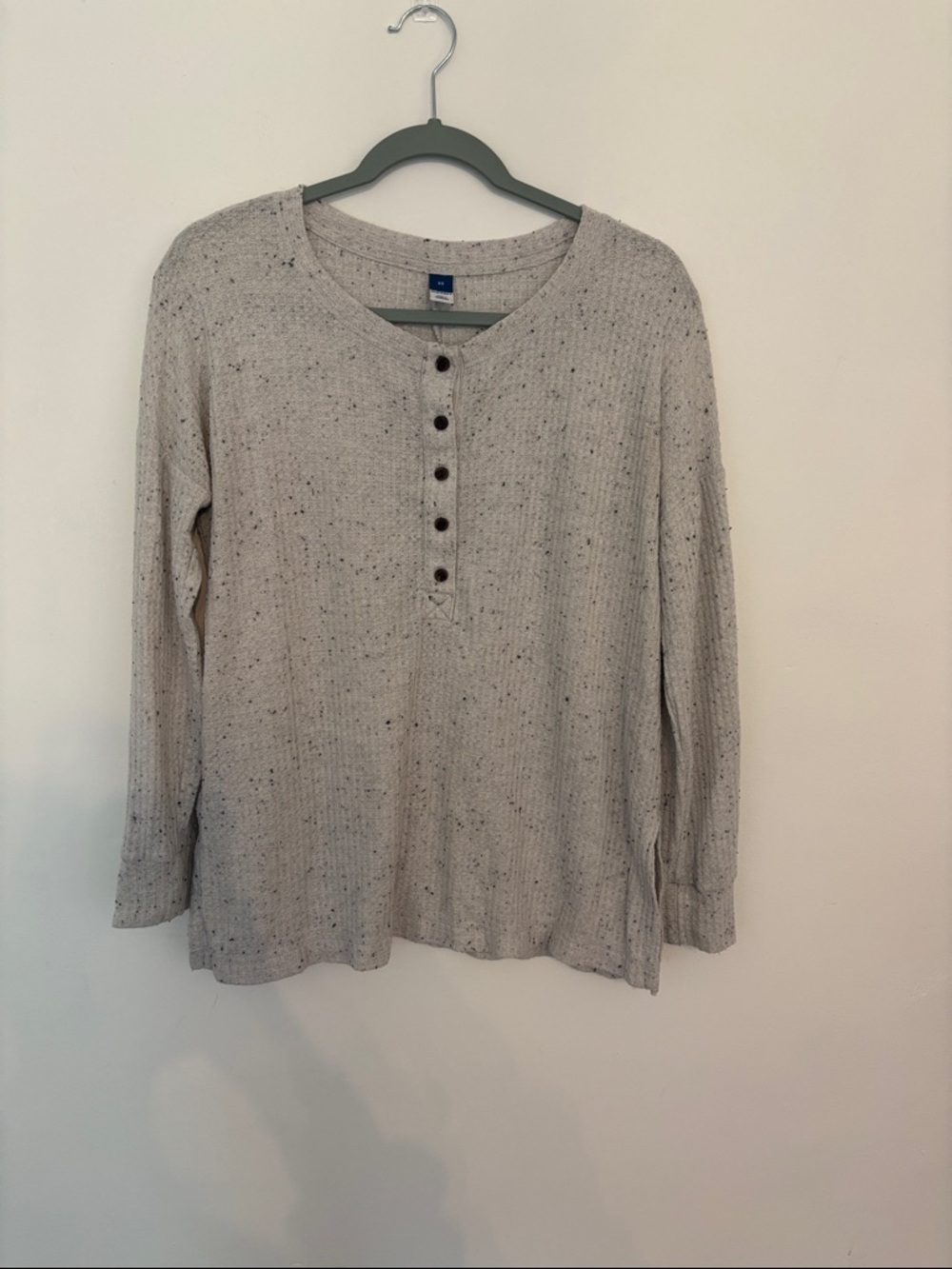 Long Sleeve Henley Knit Top in Light Gray Speckle